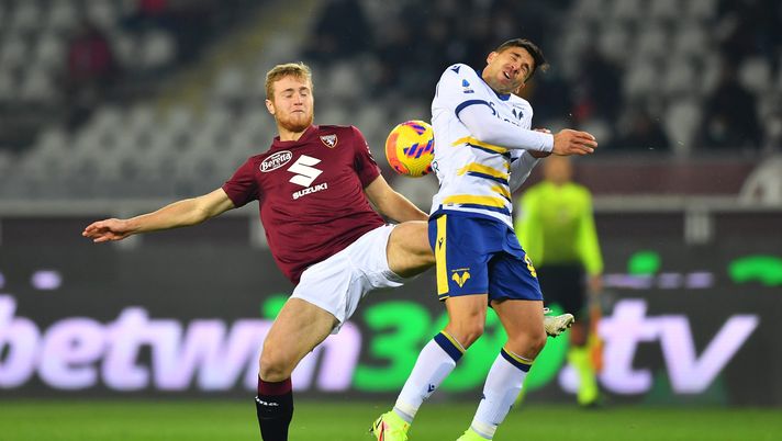 TURIN, ITALY - DECEMBER 19: Tommaso Pobega of Torino FC is challenged by Giovanni Simeone of Hellas Verona during the Serie A match between Torino FC and Hellas Verona FC at Stadio Olimpico di Torino on December 19, 2021 in Turin, Italy. (Photo by Valerio Pennicino/Getty Images) Toro, chi gioca con la Sampdoria? Praet ci prova, altrimenti c’è Pjaca- immagine 2