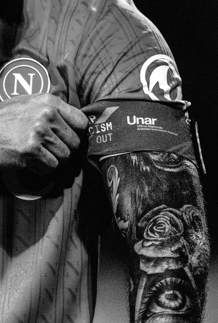 L'esaltazione fulminea generata dal gol-lampo di McTominay e lo spirito di sacrificato mostrato dagli azzurri nell'arco dell'intera gara: due sensazioni umane che vanno a comporre il riassunto 'in bianco e nero' di Cagliari-Napoli realizzato dall'admin dell'account Instagram della compagine partenopea.