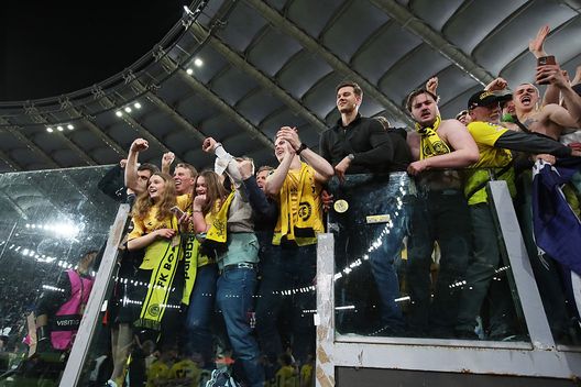 I norvegesi festeggiano la vittoria contro la Lazio. (Foto di Paolo Bruno/Getty Images) Bodø/Glimt-Tottenham: un tifoso offre cinque chili di pesce per un biglietto- immagine 2