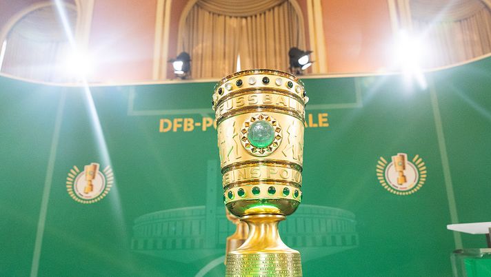 BERLIN, GERMANY - MAY 12: DFB Cup Trophy is seen ahead of the DFB Cup Final 2025 between Arminia Bielefeld and VfB Stuttgart at Rotes Rathaus on May 12, 2025 in Berlin, Germany. In the 82th final of the DFB Cup 2023 Arminia Bielefeld will face VfB Stuttgart on May 24, 2025 in Berlin. (Photo by Maja Hitij/Getty Images) Arminia Bielefeld-Stoccarda, palla alla tecnologia: ecco il pronostico dell’IA - immagine 1