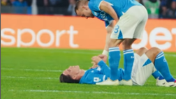 VIDEO Il fischio finale, Raspadori steso per terra: un momento solo per cuori forti