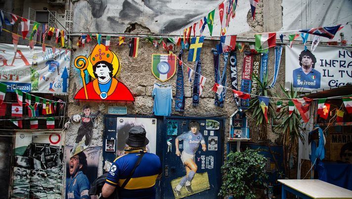 NAPLES, ITALY - NOVEMBER 25: A supporter of Boca Juniors remembers Diego Armando Maradona at a mural in the Quartieri Spagnoli on November 25, 2021 in Naples, Italy. A year on after the football star's death, Maradona is still the idol of all Neapolitans, marked by tributes all over the city. (Photo by Ivan Romano/Getty Images) FOTO Largo Maradona, inaugurata la nuova statua di Salvador Gaudenti in onore di D10S - immagine 1