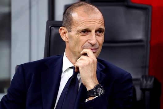 Il Milan si prepara a un'intensa ripartenza sotto la guida di Massimiliano Allegri, con l'obiettivo dichiarato di cancellare la deludente stagione 2024-25, conclusasi all'ottavo posto e senza qualificazione alle competizioni europee. Il tecnico livornese, spinto da una notevole sete di rivincita dopo il suo esonero dalla Juventus, ha deciso di riabbracciare il progetto rossonero, siglando un accordo biennale che potrebbe estendersi fino al 2029 in caso di risultati favorevoli. L'impronta di Allegri è già evidente nel calendario pre-stagionale: il raduno per i test fisici è stato anticipato al 4 e 5 luglio, con il ritiro a Milanello a partire dalla sera del 6 luglio e il primo allenamento in programma per la mattina del 7. Il piano prevede una media di due sessioni giornaliere, con grande attenzione alle condizioni climatiche, ma senza concessioni sulla durezza del lavoro. L'assenza di impegni europei nella prima parte della stagione permetterà una preparazione fisica e tattica più approfondita, e Allegri intende sfruttare questo vantaggio per forgiare una squadra resiliente e preparata a ogni sfida. I calciatori impegnati con le rispettive nazionali si uniranno al gruppo con qualche giorno di ritardo, ma saranno tutti presenti per la partenza del charter per la tournée in Asia e Australia, prevista per il 19 luglio. Prima di allora, sono previste quasi due settimane di lavoro intensivo a Milanello, che includeranno almeno un'amichevole 'soft' prima del test più impegnativo contro l'Arsenal a Singapore il 23. L'arrivo ritardato dei nuovi acquisti, incluso Luka Modrić dopo il Mondiale per Club con il Real Madrid, non preoccuperà il tecnico, che intende impostare la base atletica e di gioco fin dal primo giorno, con i nuovi innesti che si allineeranno successivamente. Il Milan godrà di un vantaggio significativo in termini di freschezza fisica nelle prime giornate di campionato, dato che squadre come Inter e Juventus potrebbero essere ancora impegnate nel Mondiale per Club negli Stati Uniti, e avranno poi necessità di un periodo di riposo prolungato. Questa condizione iniziale offre al Diavolo l'opportunità di lanciare un messaggio forte e chiaro alle dirette concorrenti fin dall'inizio della stagione. Con un dirigente esperto come Igli Tare, abile nel gestire lo spogliatoio e nel garantire il rispetto delle regole, e con Allegri in panchina – il tecnico italiano con il maggior numero di Scudetti vinti tra quelli in attività – la squadra è chiamata a resettare completamente quanto accaduto nel 2024-25. Massima attenzione verrà posta agli orari, al peso e alla disciplina interna. Ai giocatori è stato consegnato un programma di allenamento da seguire durante le vacanze, affinché si presentino a Milanello in buona condizione fisica. L'obiettivo primario, e non negoziabile, è la riconquista della qualificazione alla Champions League. Questo traguardo, considerato il minimo indispensabile, non prevede nemmeno premi specifici nel contratto di Allegri, un segnale della chiara aspettativa che verrà comunicata sia dalla dirigenza (Furlani e Tare) sia dal tecnico stesso ai giocatori. Il Milan ha l'urgenza di risalire e tornare ai vertici.