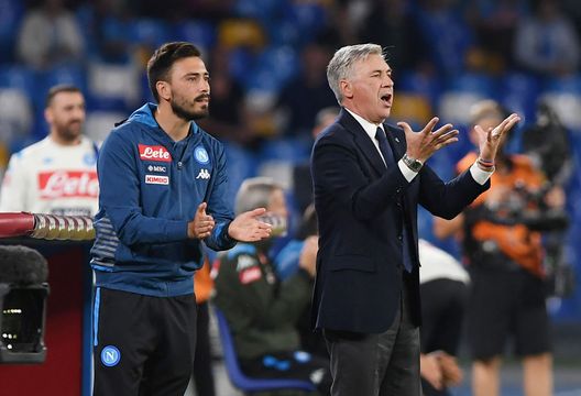 Carlo Ancelotti e il figlio Davide, durante la partita di Serie A tra Napoli e Hellas Verona. Stadio San Paolo il 19 ottobre 2019 a Napoli, Italia. (Foto di Francesco Pecoraro/Getty Images) Calciomercato, tutte le news del 7 luglio 2025- immagine 2