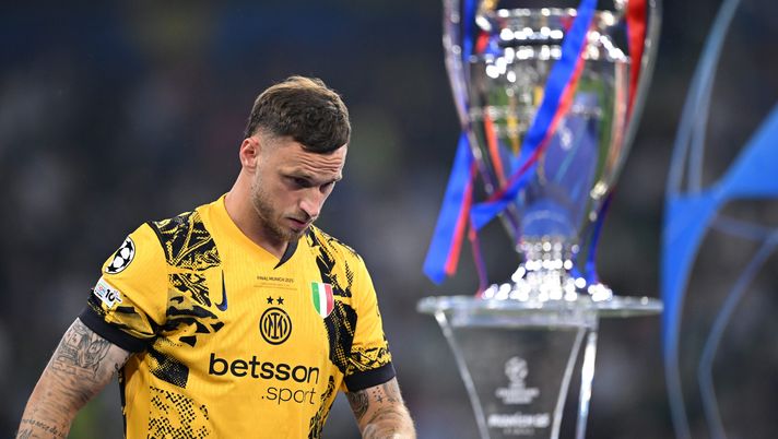 MUNICH, GERMANY - MAY 31: Marko Arnautovic of FC Internazionale looks dejected as he walks past the UEFA Champions League trophy after defeat to Paris Saint-Germain during the UEFA Champions League Final 2025 between Paris Saint-Germain and FC Internazionale Milano at Munich Football Arena on May 31, 2025 in Munich, Germany. (Photo by Justin Setterfield/Getty Images) Paura per Arnautovic, tentato furto in casa dell’attaccante dell’Inter: c’è un ferito - immagine 1