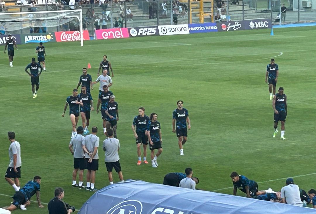 GALLERY Allenamento terminato ed ora momento stretching: calciatori sfiancati - immagine 7