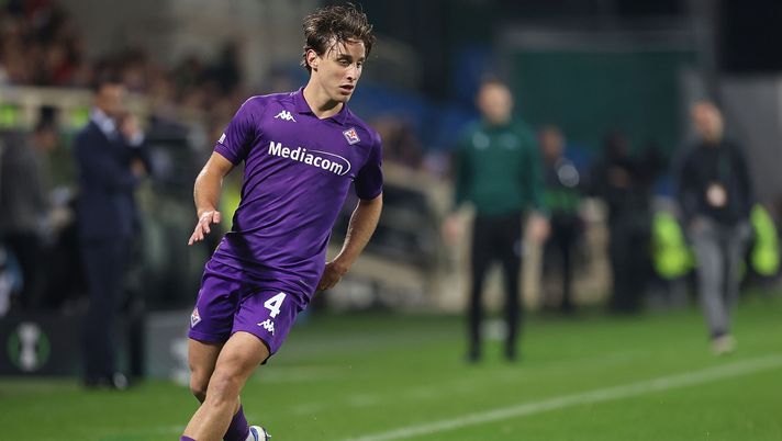 FLORENCE, ITALY - NOVEMBER 28: Edoardo Bove of ACF Fiorentina in action during the UEFA Conference League 2024/25 League match between ACF Fiorentina and Pafos FC at Stadio Artemio Franchi on November 28, 2024 in Florence, Italy. (Photo by Gabriele Maltinti/Getty Images) Malore Bove, messaggio di incoraggiamento della Lega Serie A: “Siamo con te!” - immagine 1