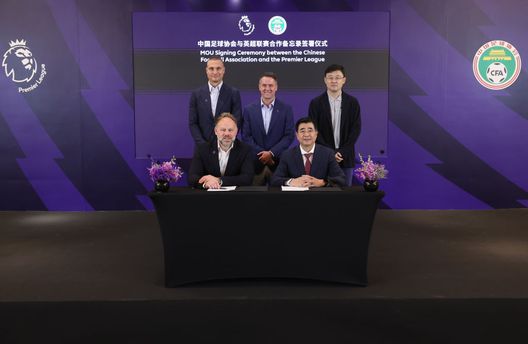 BEIJING, CHINA: Paul Molnar (a sinistra), Direttore Media della Premier League, e Kai Song (a destra), Presidente della Federcalcio cinese (Photo by Lintao Zhang/Getty Images) Cina, ondata di condanne per corruzione nel calcio- immagine 4