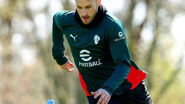 Santiago Giménez (attaccante AC Milan), qui durante una seduta di allenamento con i rossoneri a Milanello | Milan News (Getty Images) Milan, Allegri convinto di ritrovare il miglior Gimenez: ecco la mossa per il finale di stagione