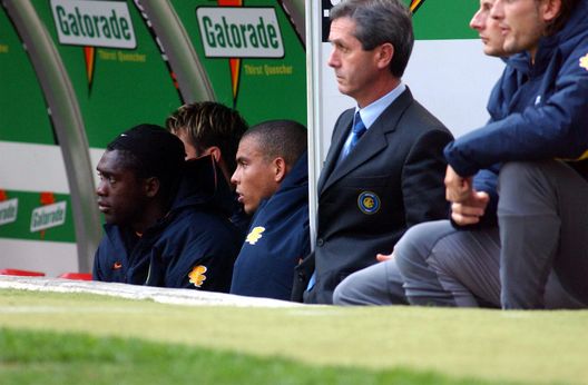 Ronaldo, in panchina a causa di un infortunio nel 2001. (Foto di Grazia Neri/ALLSPORT) Tutti pazzi per Ronaldo: quando Barcellona e Inter incontrarono il vero Fenomeno- immagine 7