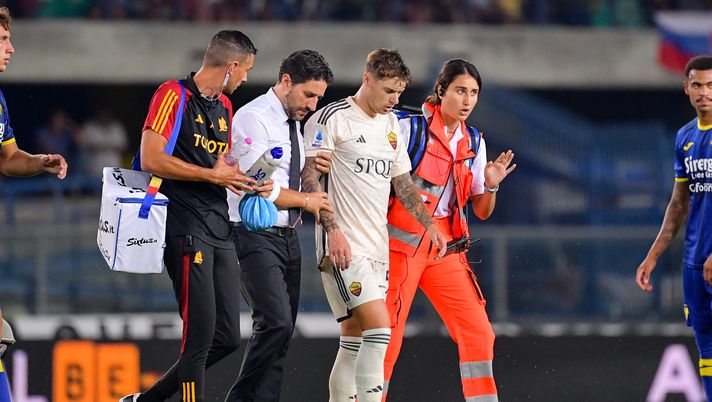 Verona-Roma, forte colpo allo sterno per Zalewski: l’esterno è costretto al cambio - immagine 1