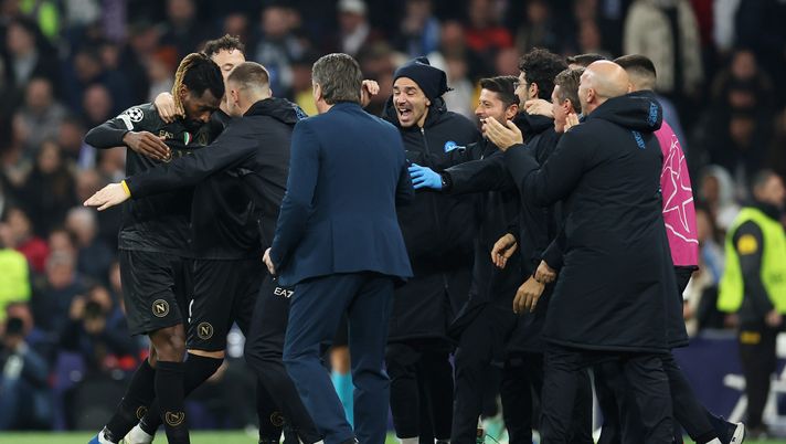 MADRID, SPAIN - NOVEMBER 29: Andre-Frank Zambo Anguissa of SSC Napoli celebrates with teammates and staff after scoring the team's second goal during the UEFA Champions League match between Real Madrid and SSC Napoli at Estadio Santiago Bernabeu on November 29, 2023 in Madrid, Spain. (Photo by Florencia Tan Jun/Getty Images) Mazzarri ha ricalibrato un motore spento: ora dovrà fare attenzione a due aspetti - immagine 1