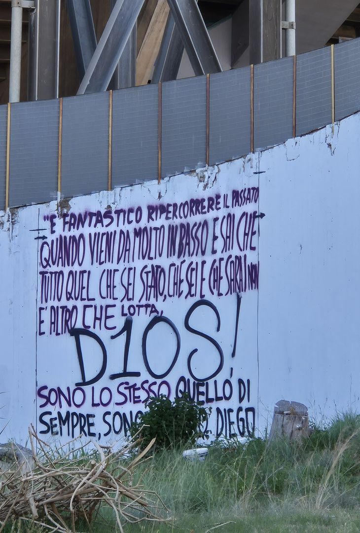 Murales in corso al Maradona: raffigurate tre leggende del Napoli – LA GALLERY - immagine 3