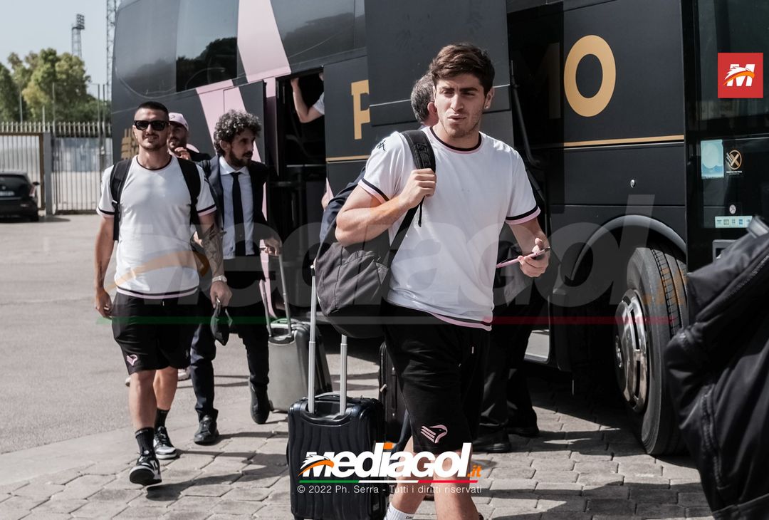 FOTO Palermo, il rientro al “Renzo Barbera” dopo la trasferta di Padova (Gallery) - immagine 8