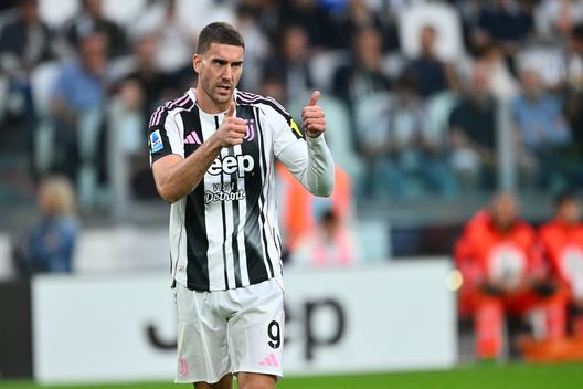 TORINO, ITALIA - 13 SETTEMBRE: Dusan Vlahovic della Juventus gesticola durante la partita di Serie A tra Juventus FC e FC Internazionale all'Allianz Stadium il 13 settembre 2025 a Torino, Italia. (Foto di Juventus FC/Juventus FC tramite Getty Images) Juventus, Vlahovic si è operato: la nota del club e i tempi di recupero- immagine 2
