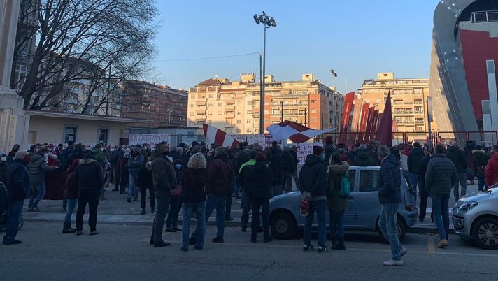 Manifestazione al Filadelfia, Cairo contestato: “Vendi il Toro e vattene” - immagine 1