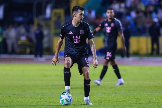 San Pedro Sula, Honduras - 8 febbraio 2025: Sergio Busquets con la maglia dell'Inter Miami. (Foto di Manuel Velasquez/Getty Images) Inter Miami, Sergio Busquets: come sta andando l’ex Barcellona?- immagine 3