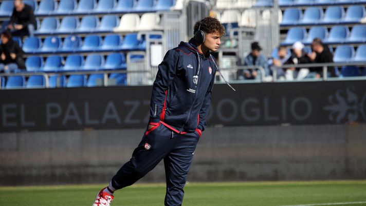 CAGLIARI, ITALY - DECEMBER 07: Sebastiano Esposito of Cagliari inspects the pitch before the Serie A match between Cagliari Calcio and AS Roma at Stadio Sant'Elia on December 07, 2025 in Cagliari, Italy. (Photo by Enrico Locci/Getty Images) Cagliari, Esposito: “La Nazionale con mio fratello Pio sarebbe qualcosa di straordinario, un sogno” - immagine 1
