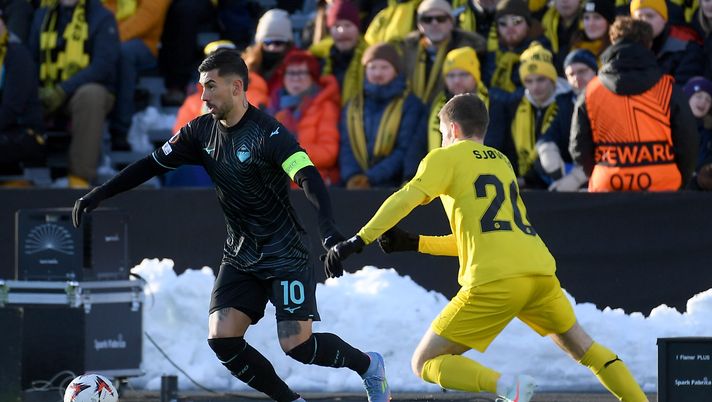 BODO, NORWAY - APRIL 10: Mattia Zaccagni of SS Lazio compete for the ball with Fredrik Sjovold of Bodo Glimt during the UEFA Europa League 2024/25 Quarter Final First Leg match between FK Bodo/Glimt and S.S. Lazio at Aspmyra Stadion on April 10, 2025 in Bodo, Norway. (Photo by Marco Rosi - SS Lazio/Getty Images) Bodo/Glimt-Lazio, Zaccagni a LSC: “Oggi partita difficile. Ora pensiamo alla Roma” - immagine 1