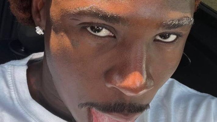 FOTO – Linguaccia e faccine da clown: Moise Kean risponde ai ladri? - immagine 1