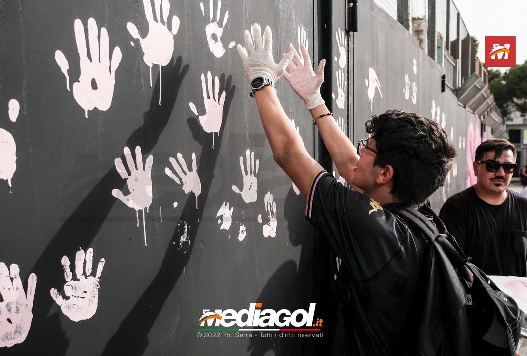 FOTO Palermo, le impronte rosa sul murales del ‘Renzo Barbera’ (Gallery) - immagine 49