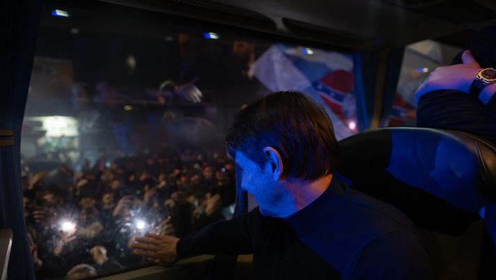 NAPLES, ITALY - JANUARY 19: SSC Napoli Head Coach Antonio Conte inside the team bus watching the supporters outside the Capodichino Airport after the Serie A match victory in Bergamo against Atalanta on January 19, 2025 in Naples, Italy. (Photo by SSC NAPOLI/SSC NAPOLI via Getty Images) Cons. Simeone: “Scudetto Napoli? Sì al bus scoperto. Sui lavori al Maradona…” - immagine 1