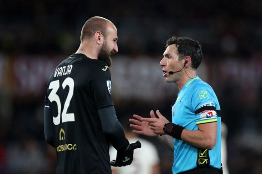 ROME, ITALY - FEBRUARY 26: Referee Juan Luca Sacchi speaks with Vanja Milinkovic-Savic of Torino FC during the Serie A TIM match between AS Roma and Torino FC at Stadio Olimpico on February 26, 2024 in Rome, Italy. (Photo by Paolo Bruno/Getty Images)