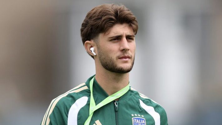 CAERNARFON, WALES - JUNE 29: Mattia Liberali of Italy inspects the pitch prior to the UEFA European Under-19 Championship 2026 match between Italy and Serbia on June 29, 2026 in Caernarfon, Wales. (Photo by Jess Hornby/Getty Images) Intrigo Liberali: il Como aspetta l’ok dagli agenti ma teme inserimenti! E ci sarà una videocall col Milan - immagine 1