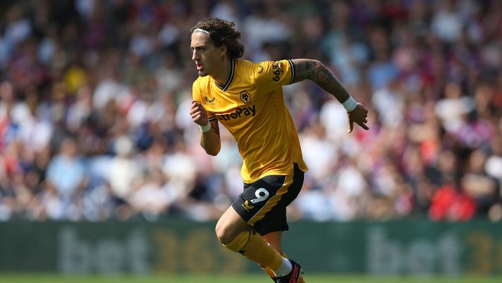 LONDON, ENGLAND - SEPTEMBER 03: Fabio Silva of Wolverhampton Wanderers runs with the ball during the Premier League match between Crystal Palace and Wolverhampton Wanderers at Selhurst Park on September 03, 2023 in London, England. (Photo by Steve Bardens/Getty Images) Il Lipsia prova a soffiare Fabio Silva. Sirene arabe per Ndicka, c’è il Neom - immagine 1