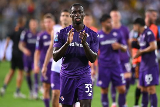 PARMA, ITALY - AUGUST 17: Michael Kayode of Fiorentina greets his fans during the Serie A match between Parma Calcio and Fiorentina at Stadio Ennio Tardini on August 17, 2024 in Parma, Italy. (Photo by Alessandro Sabattini/Getty Images) Giocatori cresciuti in casa: Fiorentina tra le migliori per i numeri del vivaio- immagine 2