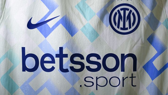 ANDERLECHT, BELGIUM - OCTOBER 21: Close-up view of a jersey of FC Internazionale Milano inside the dressing room ahead of the UEFA Champions League 2025/26 League Phase MD3 match between Union Saint - Gilloise against FC Internazionale Milano at Lotto Park on October 21, 2025 in Anderlecht, Belgium. (Photo by Mattia Pistoia - Inter/Inter via Getty Images) Napoli-Inter sabato alle 18: Sky o DAZN? Ecco dove vederla in diretta e streaming - immagine 1