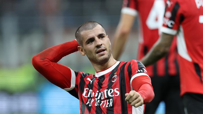 MILAN, ITALY - SEPTEMBER 27: Alvaro Morata of AC Milan celebrates after scoring the goal during the Serie match between Milan and Lecce at Stadio Giuseppe Meazza on September 27, 2024 in Milan, Italy. (Photo by Claudio Villa/AC Milan via Getty Images) Trauma cranico in allenamento: Morata finisce in ospedale - immagine 1