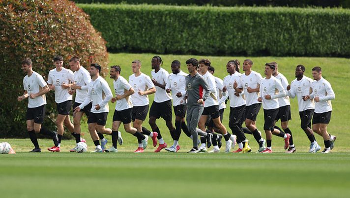 CAIRATE, ITALY - MAY 21: Players of AC Milan in action during AC Milan training session at Milanello on May 21, 2025 in Cairate, Italy. (Photo by Claudio Villa/AC Milan via Getty Images)  Conceicao squalificato, Joao Costa in panchina contro il Monza - immagine 1