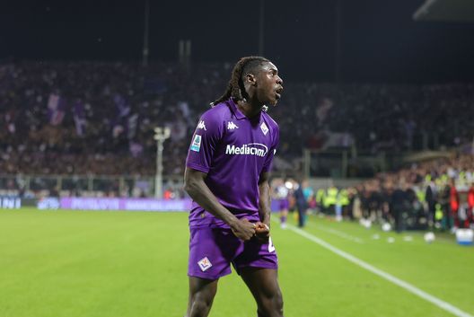 FLORENCE, ITALY - OCTOBER 27: Moise Kean of ACF Fiorentina celebrates after scoring a goal during the Serie A match between Fiorentina and AS Roma at Stadio Artemio Franchi on October 27, 2024 in Florence, Italy. (Photo by Gabriele Maltinti/Getty Images) Chiarugi: “Palladino ha dimostrato solidità. Kean? Ecco quale è la sua forza”- immagine 2