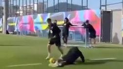 Uno contro uno: Yamal inciampa sul pallone e Gavi e compagni se la ridono