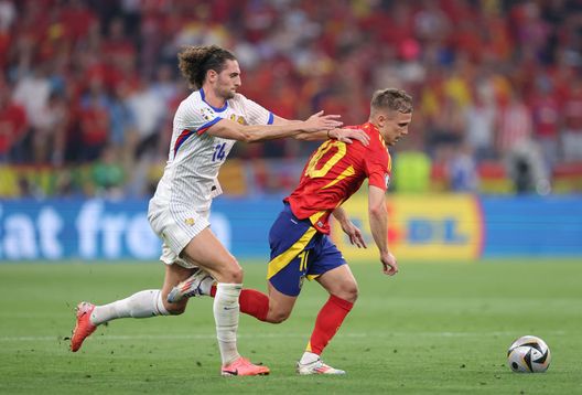 Dani Olmo della Spagna supera Adrien Rabiot della Francia durante la semifinale di UEFA EURO 2024 tra Spagna e Francia, disputata alla Munich Football Arena il 9 luglio 2024 a Monaco, in Germania. (Foto di Alex Livesey/Getty Images) Barcellona in piena emergenza, arriva un nuovo stop: si ferma anche Dani Olmo- immagine 2