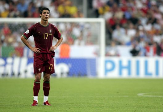 MONACO, GERMANIA - LUGLIO 05: Cristiano Ronaldo, dopo la semifinale persa contro la Francia nei Mondiali del 2006(Foto di Ben Radford/Getty Images) Cristiano Ronaldo e il Portogallo, una storia scritta nel tempo e nell’anima- immagine 3