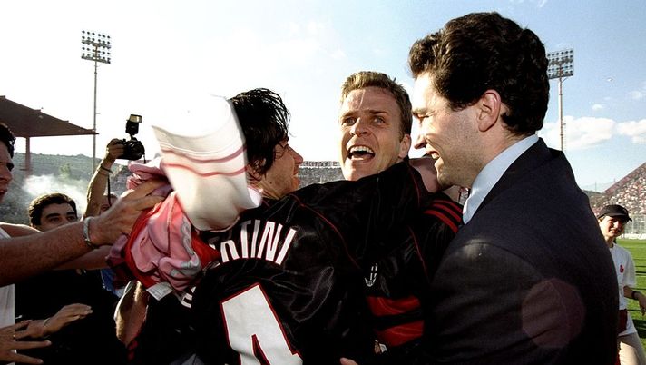 23 May 1999: Oliver Bierhoff and Demetrio Albertini of AC Milan celebrate victory after the Serie A match against Perugia at the Stadio Renato Curi in Perugia, Italy. The match finished in a 1-2 victory for AC Milan and they clinched the Championship title. Mandatory Credit: Allsport UK /Allsport Milan-Lazio, l’infuocata lotta Scudetto del 1999 vinta dai rossoneri - immagine 1