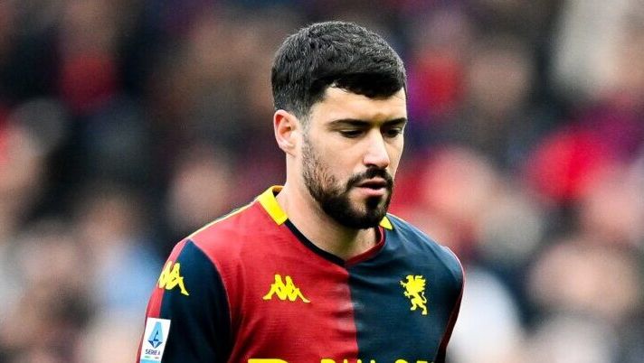 GENOA, ITALY - JANUARY 25: Aaron Martin of Genoa looks on during the Serie A match between Genoa CFC and Bologna FC 1909 at Luigi Ferraris Stadium on January 25, 2026 in Genoa, Italy. (Photo by Getty Images) FORMAZIONI UFFICIALI – La scelta su Martin, Bonazzoli, Vandeputte, Strefezza, Belghali, Bowie e Ondrejka - immagine 1