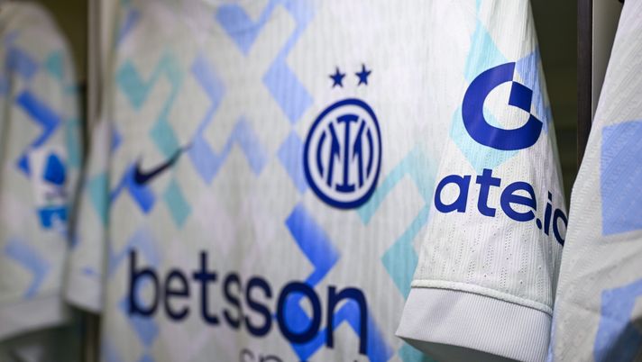 VERONA, ITALY - NOVEMBER 02: General view inside the dressing room ahead of the Serie A match between Hellas Verona FC and FC Internazionale at Stadio Marcantonio Bentegodi on November 02, 2025 in Verona, Italy. (Photo by Mattia Pistoia - Inter/Inter via Getty Images) Romano: “Inter prenderà un difensore a gennaio o a giugno! Questa l’idea su Caprile e Atubolu” - immagine 1