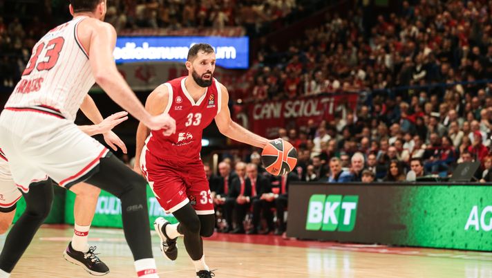 MILAN, ITALY - OCTOBER 17: ikola Mirotic, #33 of EA7 Emporio Armani Milan in action during the Turkish Airlines EuroLeague Regular Season Round 3 match between EA7 Emporio Armani Milan and Olympiacos Piraeus at Mediolanum Forum on October 17, 2023 in Milan, Italy. (Photo by Vincenzo Del Negro/Euroleague Basketball via Getty Images) Eurolega- Milano da favola: prima Mirotic, poi Pangos abbattono l’Olympiacos - immagine 1