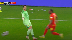 Papera clamorosa del portiere! È il gol più ridicolo della stagione? (Video)
