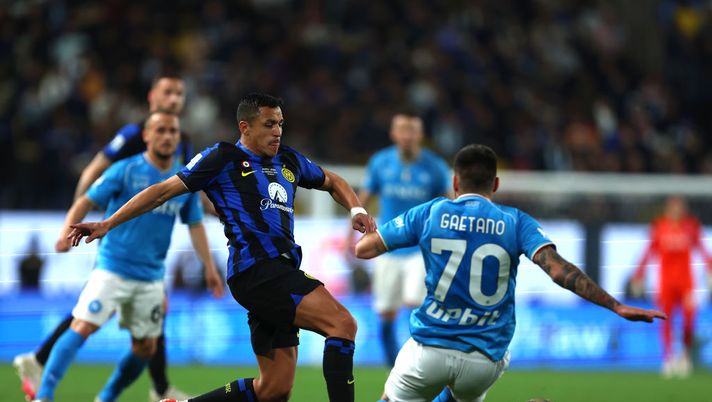 RIYADH, SAUDI ARABIA - JANUARY 22: Alexis Sanchez of FC Internazionale challenges for the ball with Gianluca Gaetano of SSC Napoli during the Italian EA Sports FC Supercup Final match between SSC Napoli and FC Internazionale at Al-Awwal Stadium on January 22, 2024 in Riyadh, Saudi Arabia. (Photo by Yasser Bakhsh/Getty Images) LIVEBLOG – Napoli-Inter, Simone Inzaghi diventa il “Re di coppe….” - immagine 1