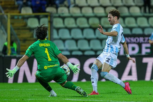 Andrea Franzoni in azione durante la partita di Serie B tra Modena FC e Virtus Entella allo stadio Alberto Braglia il 5 ottobre 2025 a Modena Serie B, settimo atto: poker Samp, Modena in vetta solitaria- immagine 2