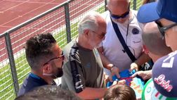 VIDEO / De Laurentiis a Dimaro tra i tifosi: autografi sugli spalti