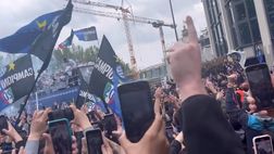 VIDEO / Cori e musica, arriva il pullman dell’Inter: atmosfera da delirio nerazzurro