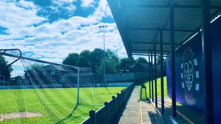 Minuto di silenzio per un tifoso deceduto, ma lui è vivo e presente allo stadio! - immagine 1