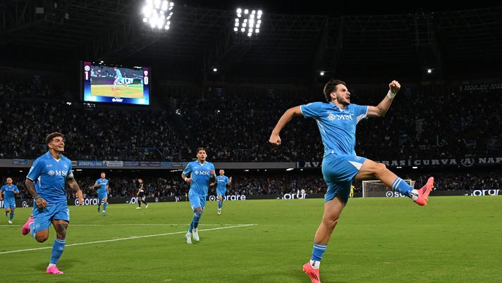 NAPLES, ITALY - SEPTEMBER 29: Khvicha Kvaratskhelia of SSC Napoli celebrates after scoring his sides second goal during the Serie A match between Napoli and Monza at Stadio Diego Armando Maradona on September 29, 2024 in Naples, Italy. (Photo by Francesco Pecoraro/Getty Images) Kvara, costantemente sotto il mirino degli avversari: si sfoga con il gol. Le pagelle - immagine 1