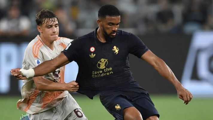 TURIN, ITALY - SEPTEMBER 01: Gleison Bremer of Juventus battles for the ball with Niccolò Pisilli of AS Roma during the Serie A match between Juventus and AS Roma at Allianz Stadium on September 01, 2024 in Turin, Italy. (Photo by Valerio Pennicino - Juventus FC/Juventus FC via Getty Images) Leghe Fantacalcio ha tolto il giallo a Bremer, non ammonito per il Giudice: giornata da ricalcolare - immagine 1