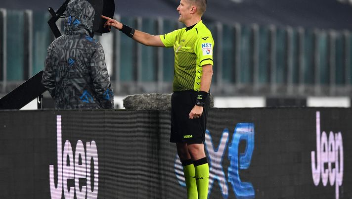TURIN, ITALY - DECEMBER 05: Referee Daniele Orsato checks the pitchside monitor during a VAR review before disallowing the goal scored by Juan Cuadrado of Juventus F.C. (not in picture) for offside during the Serie A match between Juventus and Torino FC at Allianz Stadium on December 05, 2020 in Turin, Italy. Football Stadiums around Italy remain empty due to the Coronavirus Pandemic as Government social distancing laws prohibit fans inside venues resulting in fixtures being played behind closed doors. (Photo by Valerio Pennicino/Getty Images) TACKLE DURO – Il derby dei media su chi nasce tondo non può morire Cuadrado - immagine 1
